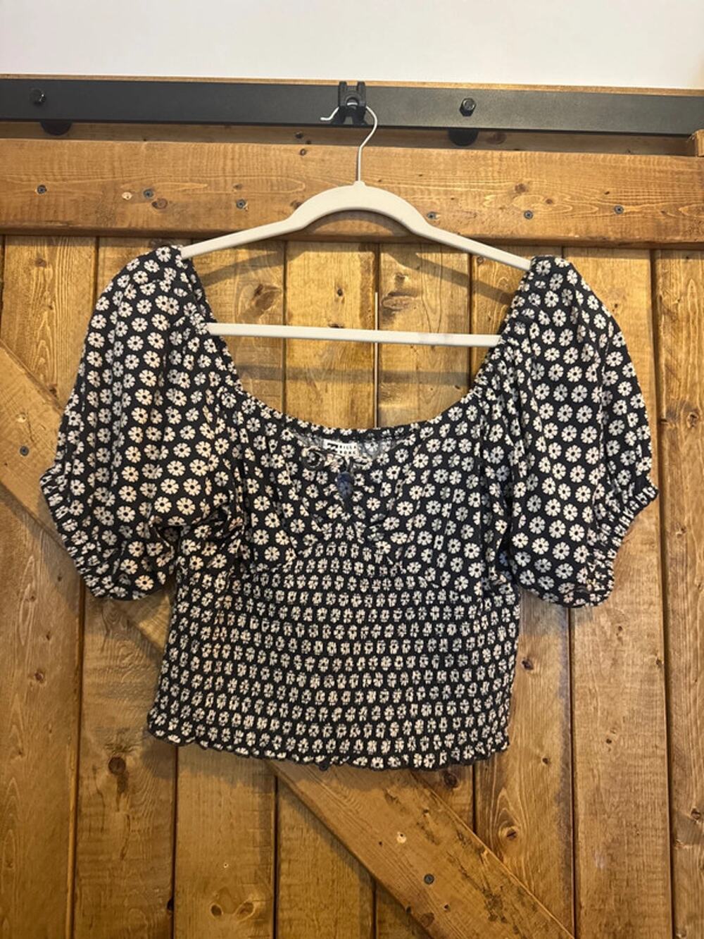 Billabong crop puff sleeve shirt floral black and tan Sz Large
